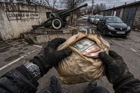 Не бомба, а 370 тысяч под ногами: Как честность чуть не стоила свободы водителю эвакуатора