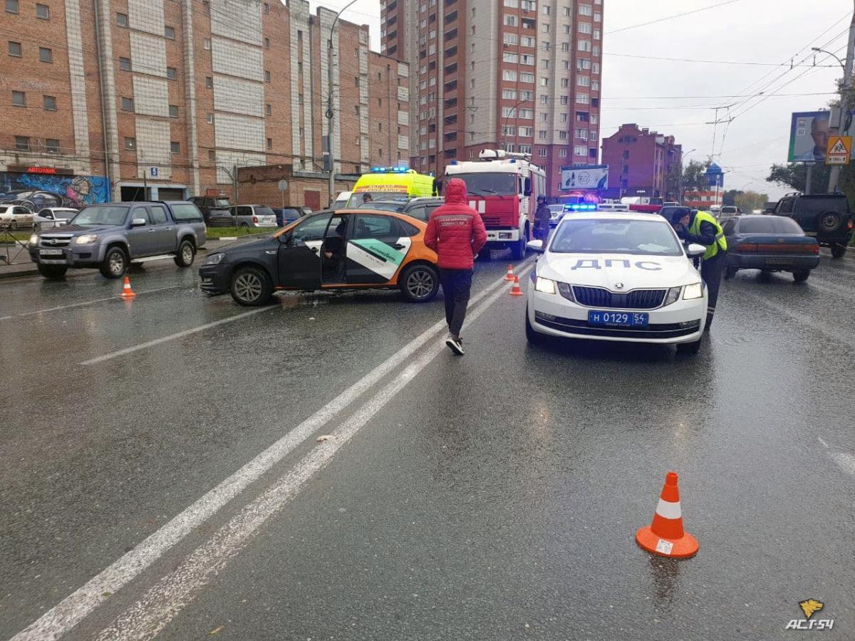 Аст 54 за сутки. Авария каршеринг Вавилова. Авария каршеринг Мытищи. Мыьтная карншеринг ДЬТП. ДТП С каршерингом в Новосибирске.