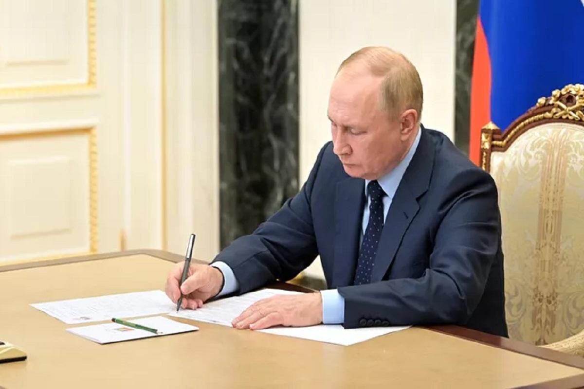 Путин наградил новосибирский вуз Почетным Орденом