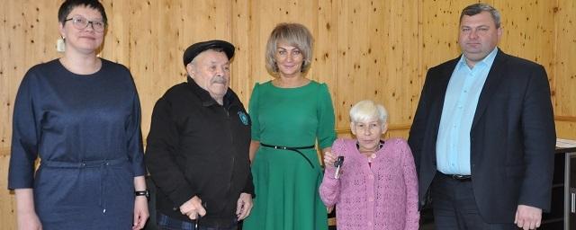 Одинокопроживающим пенсионерам вручили ключи от квартир в Ленске