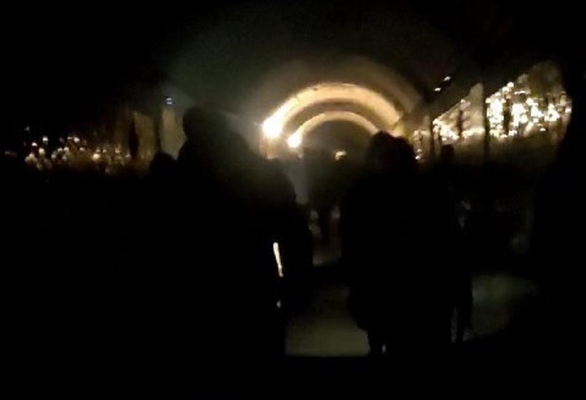 Из-за падения напряжения в Москве центральные станции метро остались без освещения, не работали эскалаторы и связь