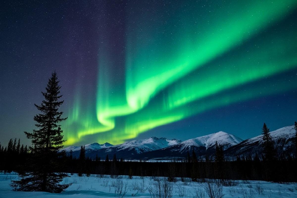 Мощная геомагнитная буря вызвала уникальное северное сияние над Россией