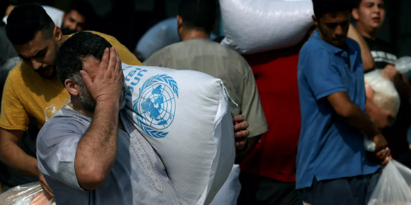 В Газе тысячи людей разграбили склады БАПОР и украли продукты и средства гигиены