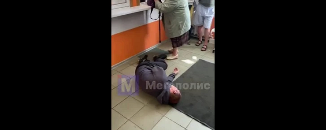 В Мариинской больнице прокомментировали видео с лежащим на полу посетителем