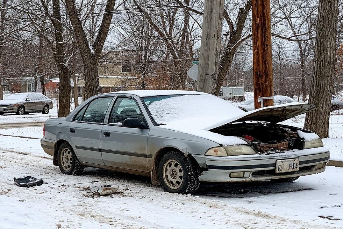 В Москве водитель скончался за рулем, его автомобиль врезался в опору