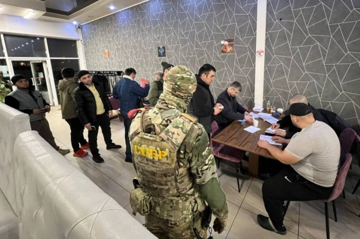 В российском городе обнаружили 10 нелегальных мигрантов, обедавших в кафе