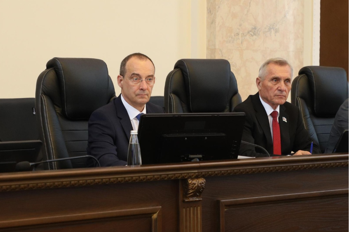 Юрий Бурлачко на сессии представил нового депутата ЗСК