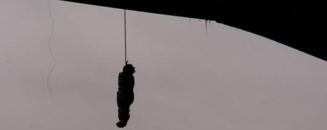 Екатеринбуржцев напугал «труп», висевший под Макаровским мостом