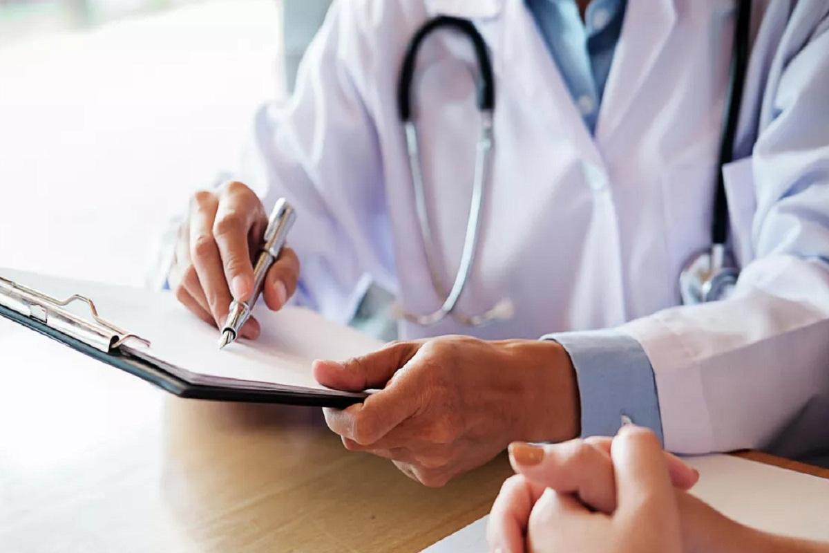 Врачам без опыта работы в государственных клиниках могут запретить работать в частных