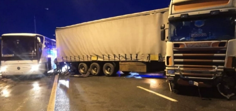 Под Тулой пассажирский автобус столкнулся с грузовиком: есть пострадавшие