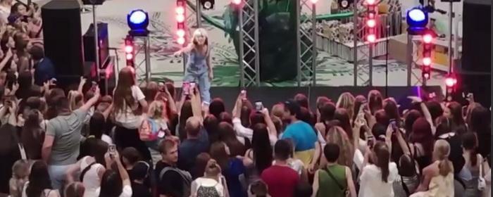 Украинка Маша Кондратенко спела о пакете для мертвого Ваньки на детском празднике - видео