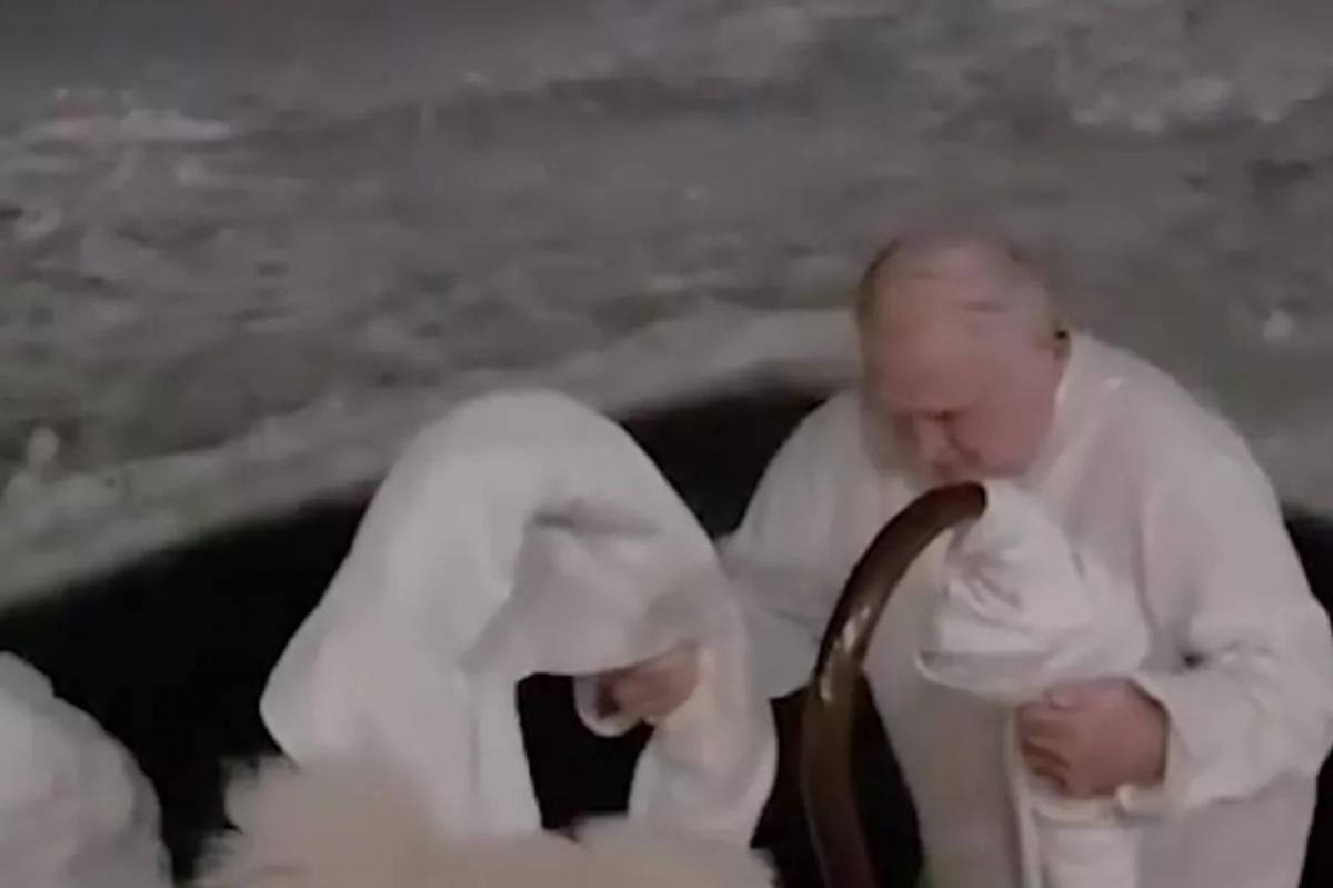 Александр Лукашенко окунулся в крещенскую купель при температуре -15 градусов