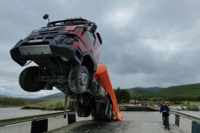 В Магаданской области на краю смытого паводком моста повис грузовик