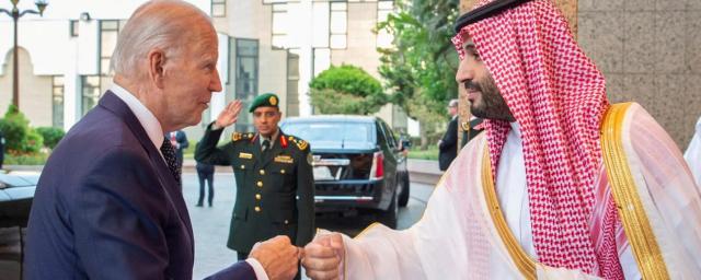 Конгрессмен Дональдс: Байден «показал средний палец» американцам визитом в Эр-Рияд