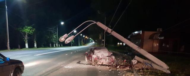 В Курске автомашина сбила опору освещения