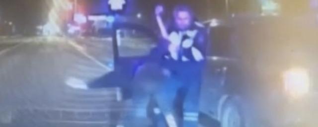 В Петербурге сотрудники ДПС со стрельбой задержали несовершеннолетнего на машине своей матери — Видео