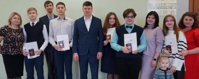 Филипп Ефанов вручил паспорта пятерым юным жителям Павловского Посада