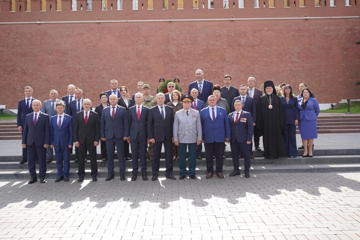 Брянский губернатор возложил цветы у Кремлевской стены