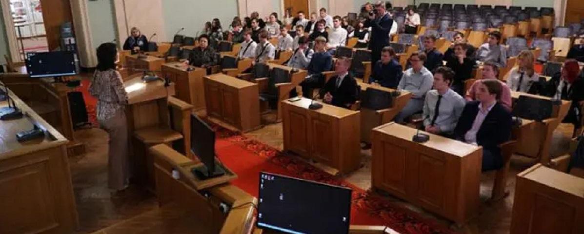 В День Конституции в Госсобрании Мордовии перед учащимися с лекцией выступили представители законодательной власти региона