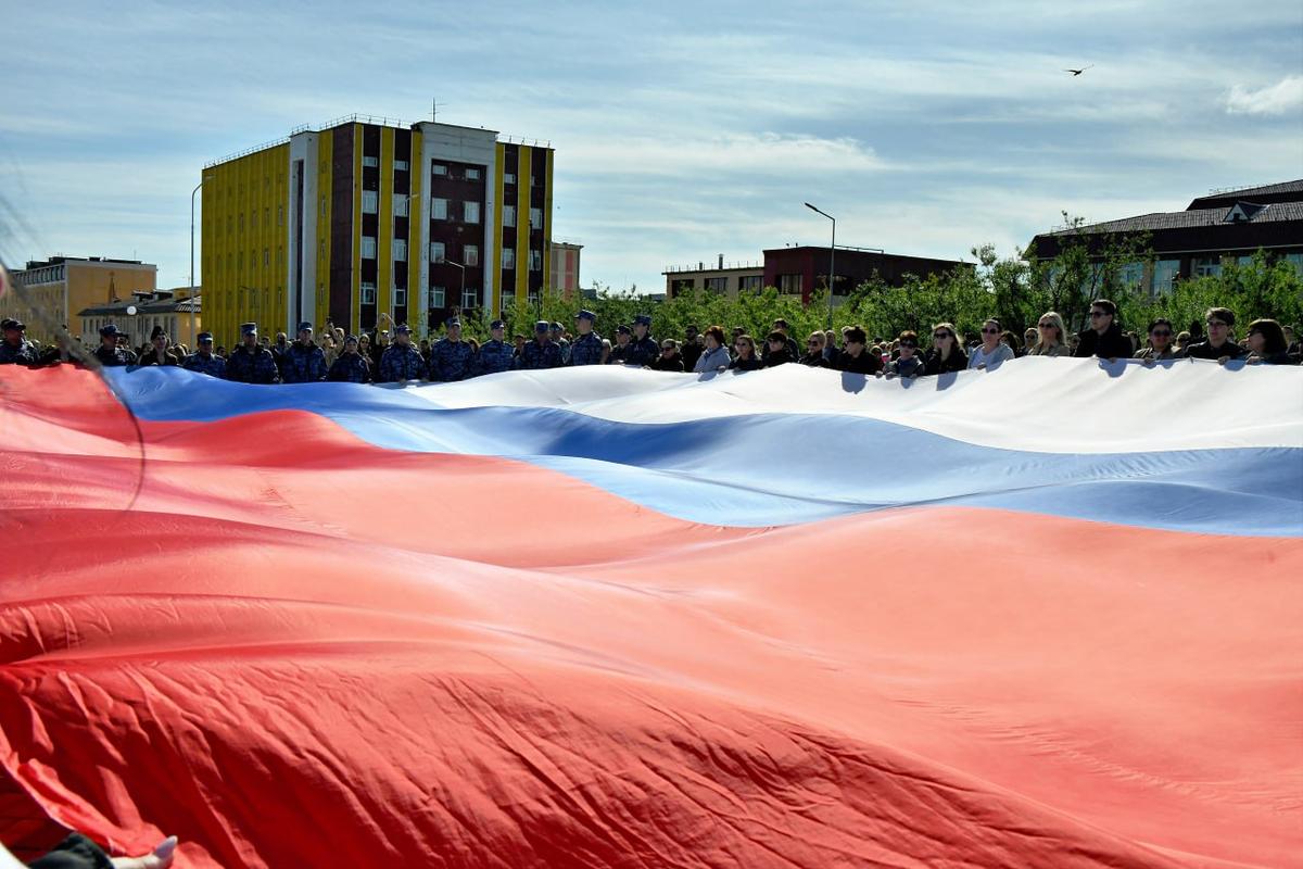 Владислав Кузнецов поздравил жителей Чукотки с Днём флага России