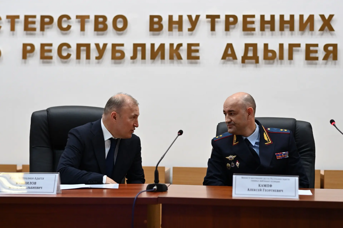 «Надеемся на дальнейшую поддержку»: Мурат Кумпилов принял участие в представлении коллективу МВД по Адыгее нового руководителя ведомства Алексея Кампфа
