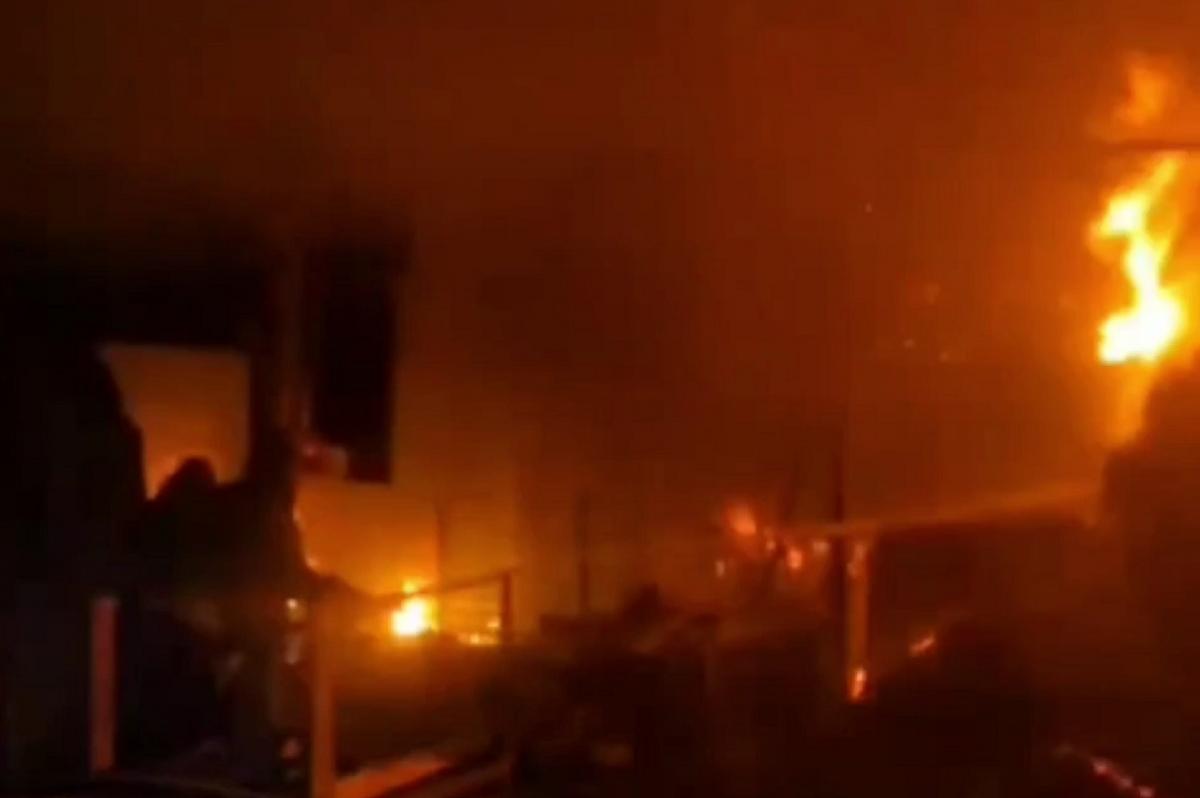Под Санкт-Петербургом горел склад на площади 1000 кв. м, пламя удалось оперативно локализовать и потушить