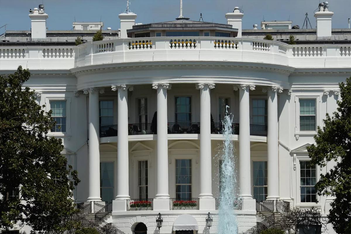 Вокруг Белого Дома установили периметр безопасности