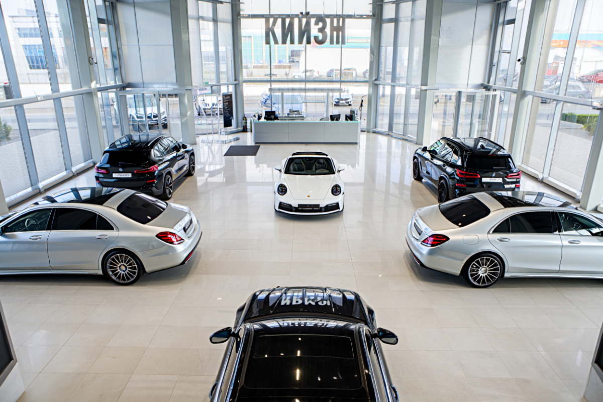 Шесть автомобильных брендов снизили цены на новые модели в августе 2025 года