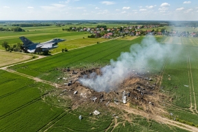 «Воронка позора» в поле Польши: Ракета пролетела 40 км над страной НАТО и упала сама. А как же ПВО?