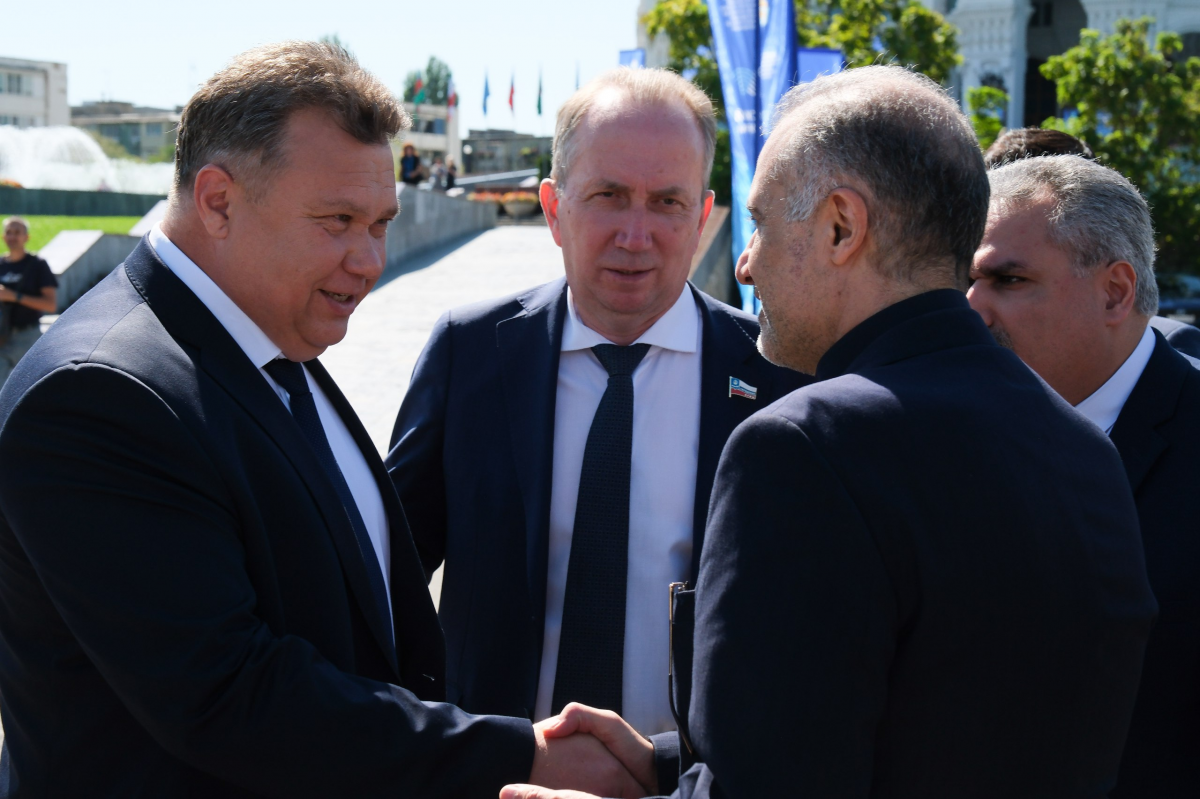 Спикер Гордумы Астрахани Игорь Седов принял участие в торжественной церемонии поднятия российского триколора по случаю Дня Государственного флага РФ