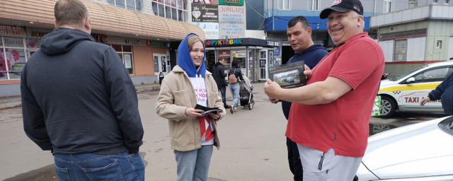 В Пушкине водителям с помощью листовок напомнили о необходимости соблюдать правила дорожного движения