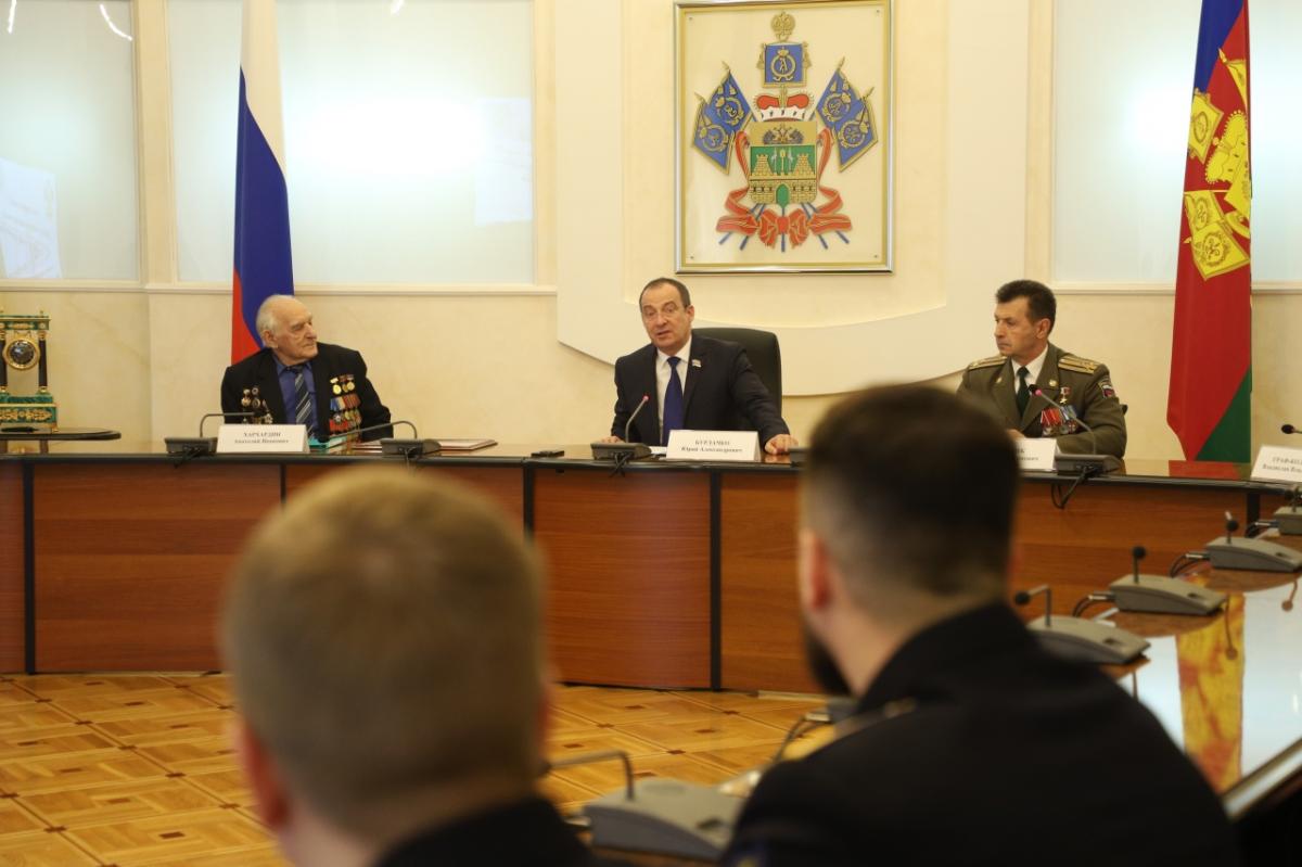 Юрий Бурлачко провел торжественный прием молодых офицеров воинских частей Кубани