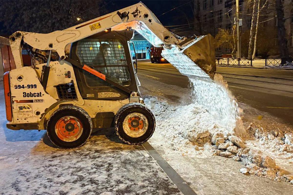 По поручению мэра Руслана Болотова коммунальные службы Иркутска перешли на усиленный режим борьбы с гололедом