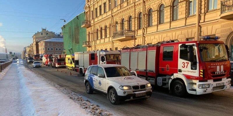 В Адмиралтейском районе Петербурга горит старинный жилой дом