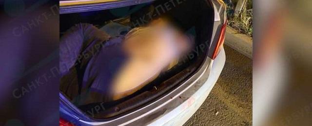 В багажнике такси в Петербурге нашли труп мужчины