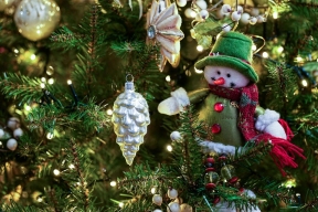 Эксперт рассказал о современных трендах на елочные игрушки и украшения
