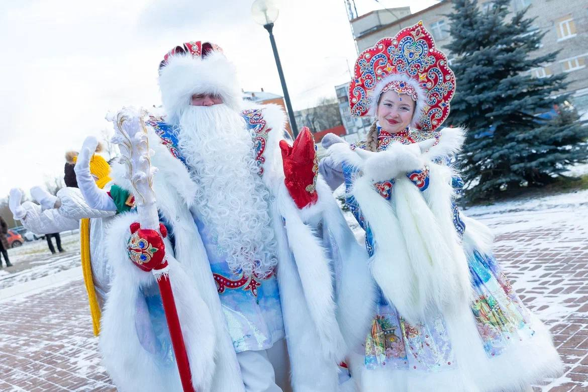 В Орехово-Зуевском городском округа прошел IX фестиваль «Парад Дедов Морозов – 2025» с участием пяти зимних волшебников