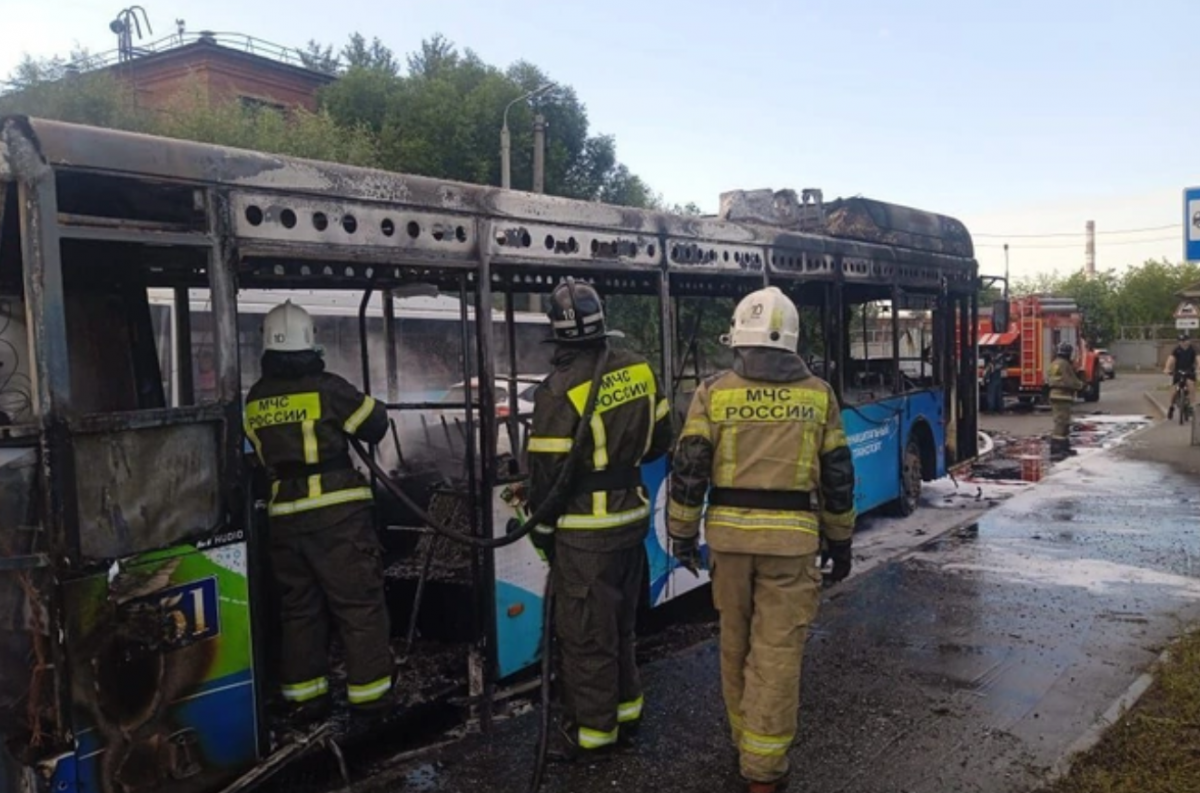 Рейсовый автобус загорелся на полном ходу в Омске