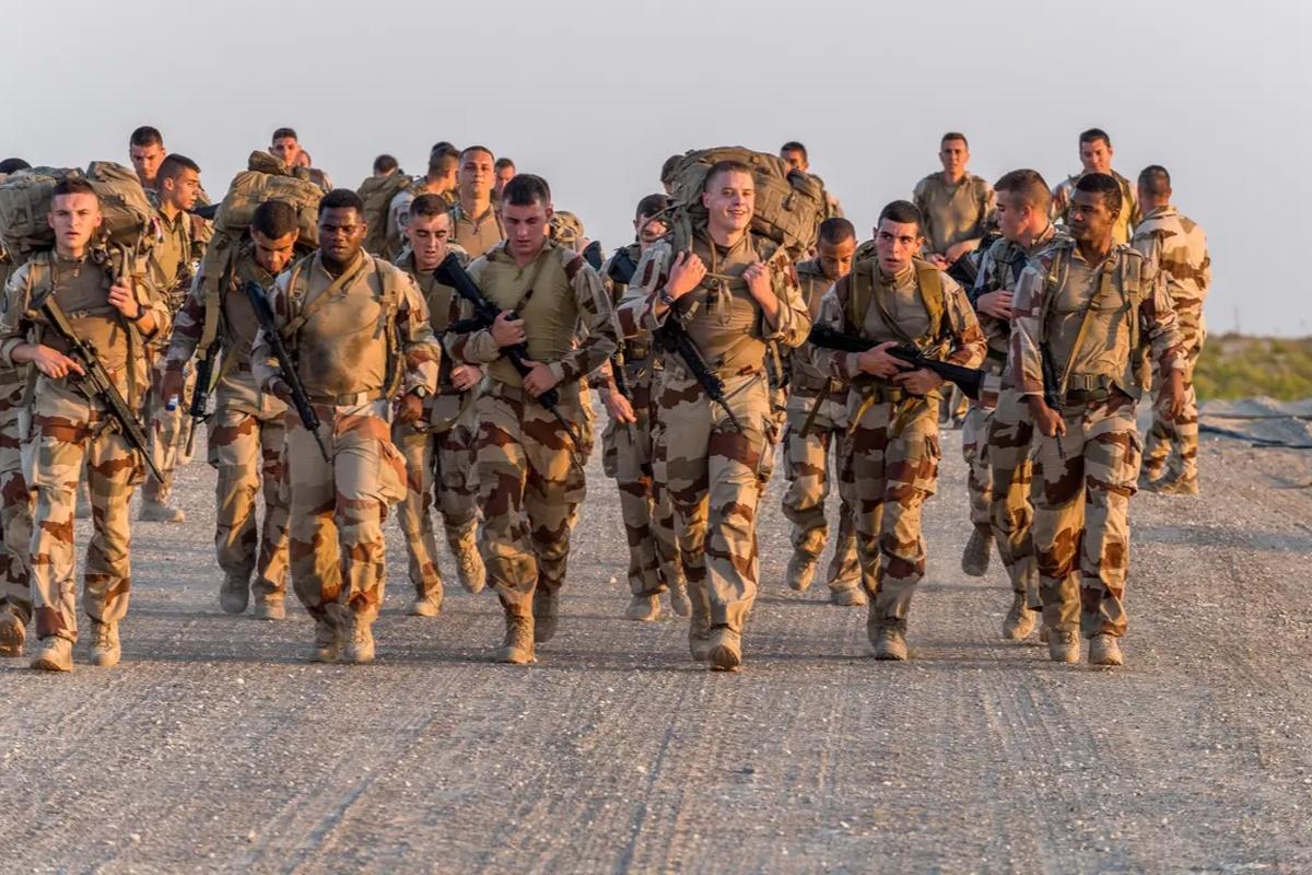 Франция рассматривает возможность возвращения призыва на военную службу