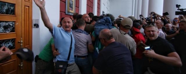 В Одессе родители штурмуют горсовет из-за пожара в детском лагере