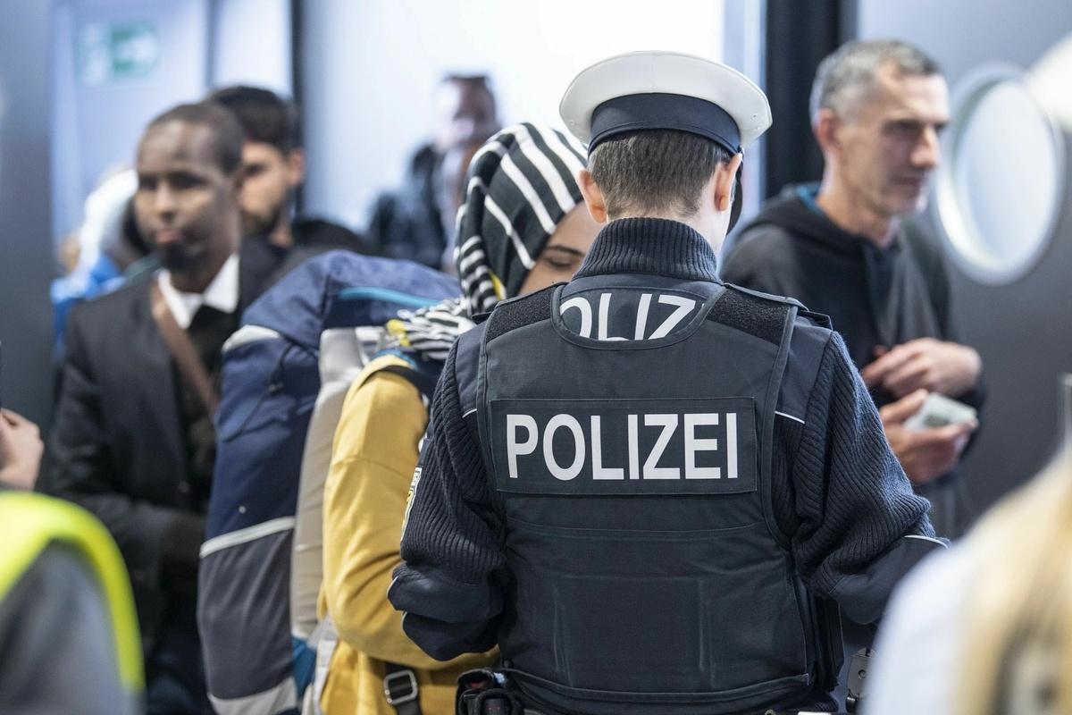 МВД Германии обсуждает с Сирией и Афганистаном вопрос о депортации опасных беженцев