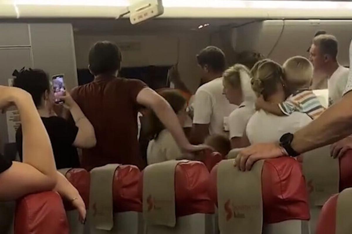 Пассажиры рейса Анталья - Москва потеряли сознание из-за духоты в самолёте