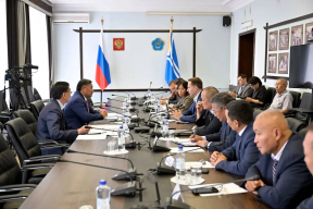Глава Тувы Владислав Ховалыг обсудил с председателем Сибирского банка ПАО Сбербанк Дмитрием Солнцевым продолжение реализации льготной ипотеки под 2% в регионе