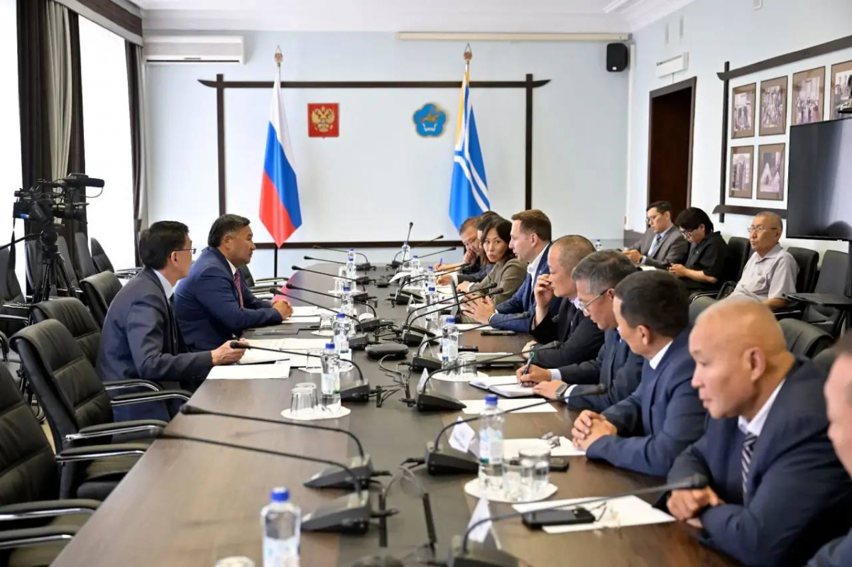 Глава Тувы Владислав Ховалыг обсудил с председателем Сибирского банка ПАО Сбербанк Дмитрием Солнцевым продолжение реализации льготной ипотеки под 2% в регионе
