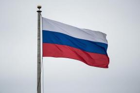 Мигрантку депортируют из России из-за коврика с флагом России
