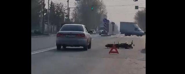 Утром 8 мая в Новосибирске столкнулись автомобиль и мотоцикл