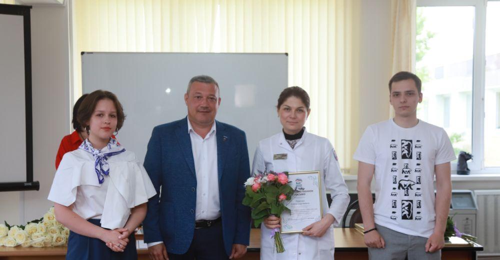 Члены «Единой России» поздравили красногорских медиков