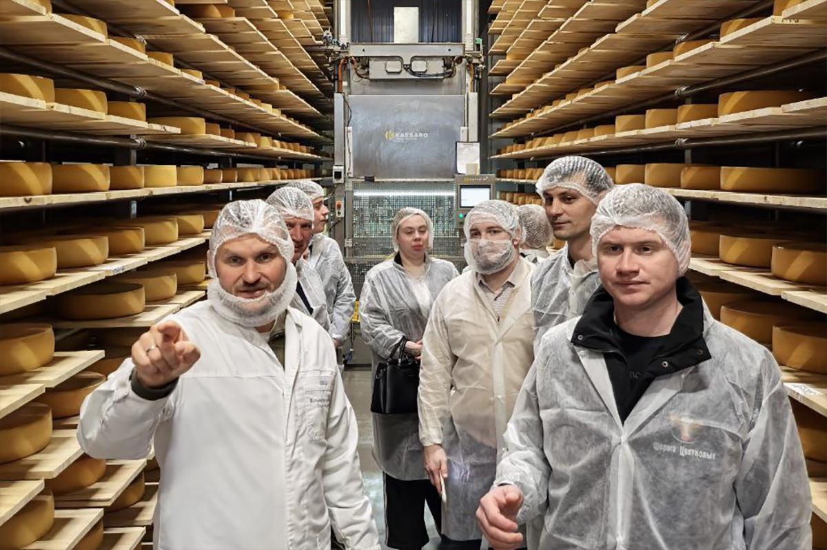 Сыроварня для ветерана: губернатор ЕАО привезла бойцов СВО учиться агробизнесу у лидеров отрасли