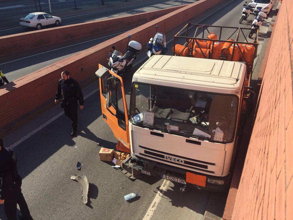 В Барселоне полиция открыла огонь по грузовику с украденным бутаном