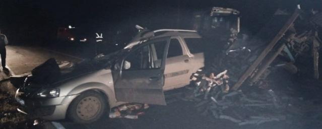 В Омской области автомобиль с четырьмя детьми в салоне попал в смертельное ДТП